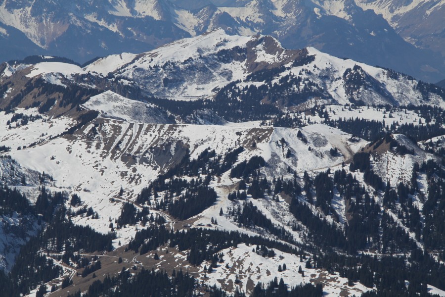Zoom ins Skigebiet von Villars-Gryon mit dem Chamossaire hinten im Bild, März 2011