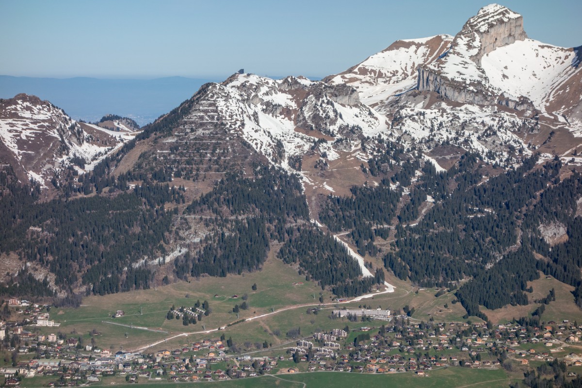 Blick auf Leysin und das Skigebiet an der Berneuse, April 2017