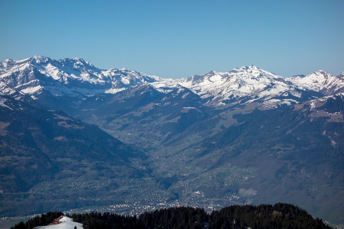 Blick vom Chamossaire ins Val d'Illiez nach Champéry und das Skigebiet Portes du Soleil, April 2017