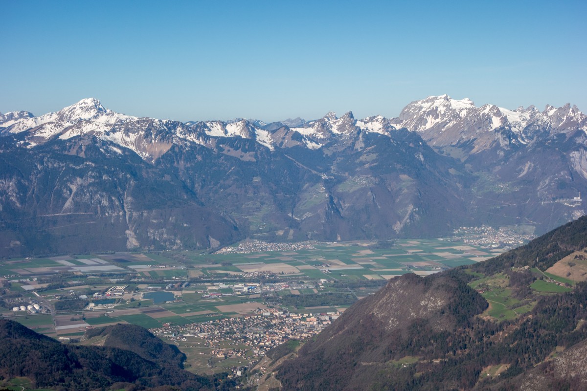 Blick vom Chamossaire auf Aigle und das Rhônetal, April 2017