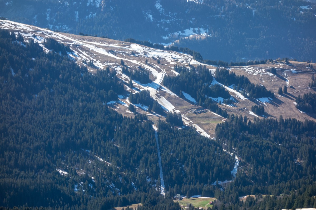 Schneefreie Hänge im Skigebietsteil Gryon-Sodoleuvre, April 2017