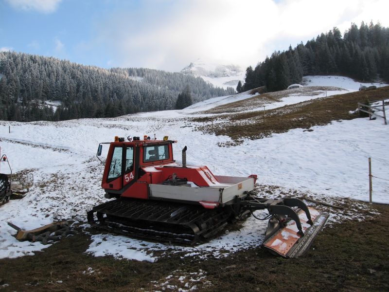 Dieser Pistenbully lässt auf Skibetrieb schliessen, März 2008