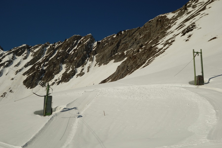 Bergstation des Schlepplifts Parchets 1, rechts daneben die ehemalige Bergstation des Schlepplifts Crétex, der später verkürzt wurde, März 2014