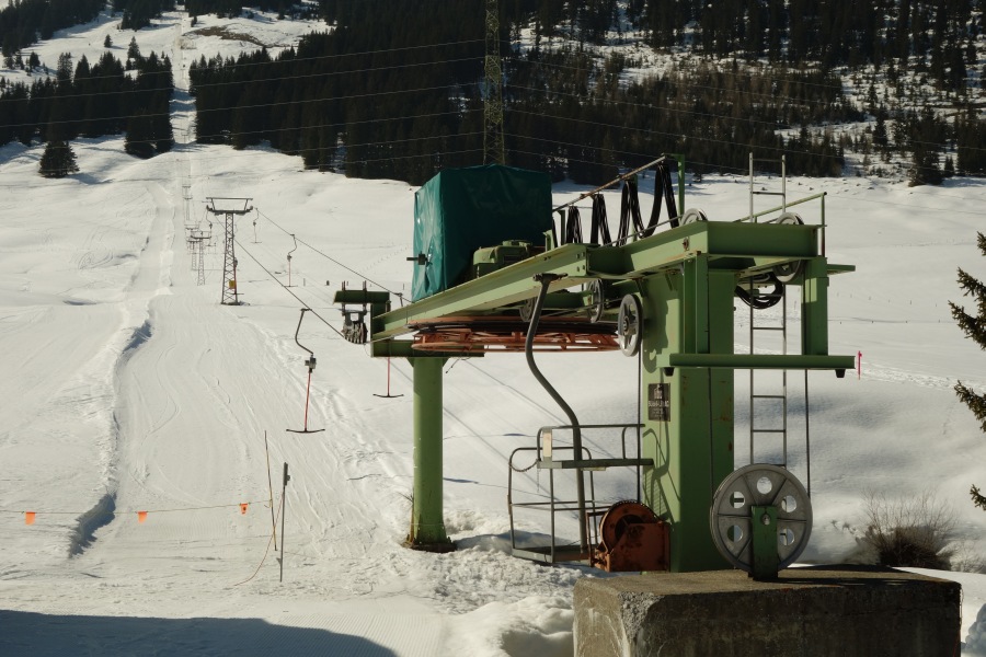 Talstation des Schlepplifts Arsat, wie sein Pendant auf der anderen Talseite ein Produkt von Städeli, März 2014
