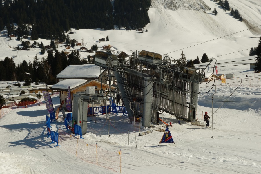 Talstationen der beiden kuppelbaren Schlepplifte Dorchaux 1 + 2, davor die Talstation des kleinen Schlepplifts Dorchaux Mini, März 2014
