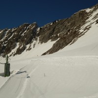 Bergstation des Schlepplifts Parchets 1, rechts daneben die ehemalige Bergstation des Schlepplifts Crétex, der später verkürzt wurde, März 2014