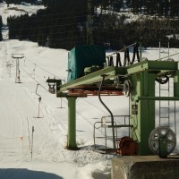 Talstation des Schlepplifts Arsat, wie sein Pendant auf der anderen Talseite ein Produkt von Städeli, März 2014