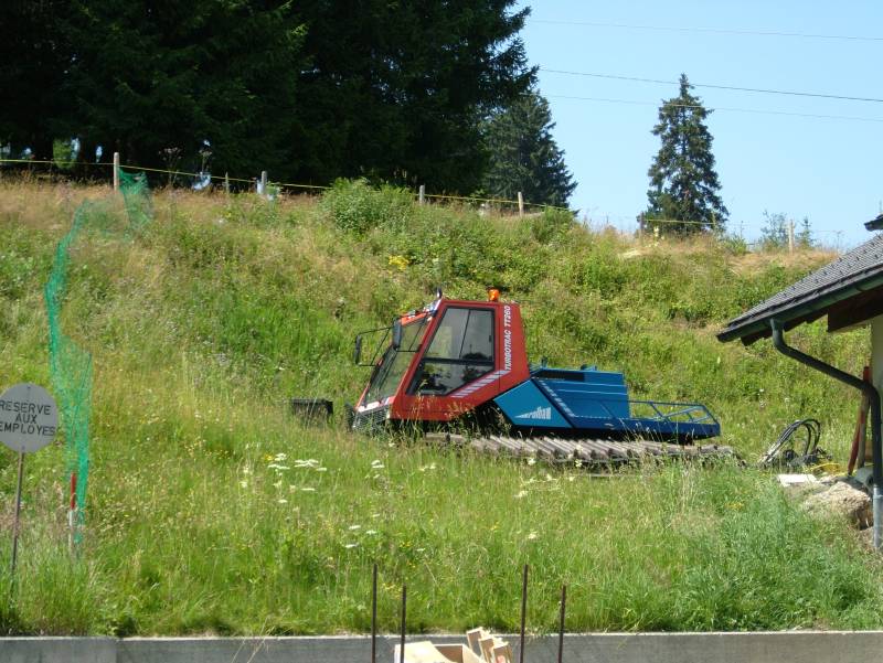 Pistenfahrzeug am Schlepplift La Cagne, Juli 2006