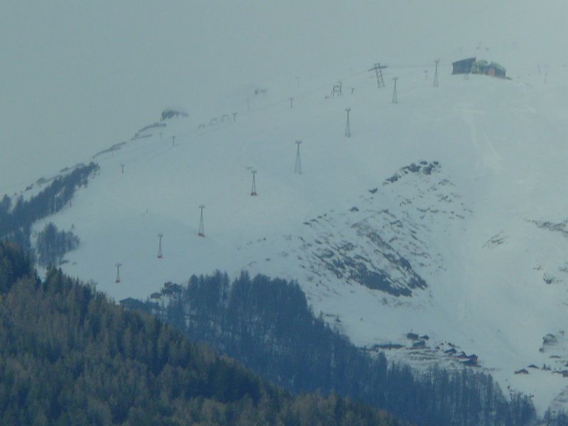 Zoom vom Val d'Anniviers zur Rinderhütte: Zu sehen sind der Schlepplift Waldegg von Städeli, die Luftseilbahn zur Rinderhütte von Von Roll sowie die zweite Sektion der Von Roll Kabinenbahn zur Torrentalp, März 2008