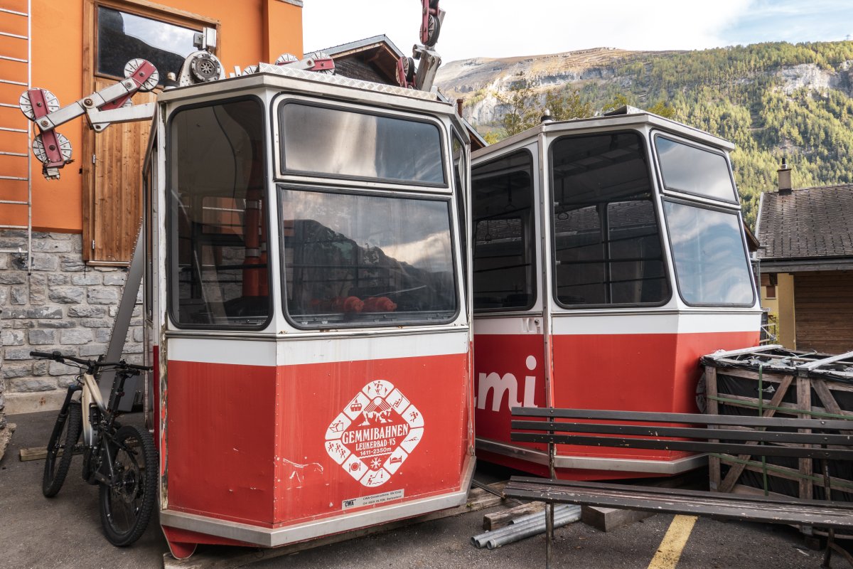 Kabinen der früheren Luftseilbahn Leukerbad-Gemmipass, Oktober 2021