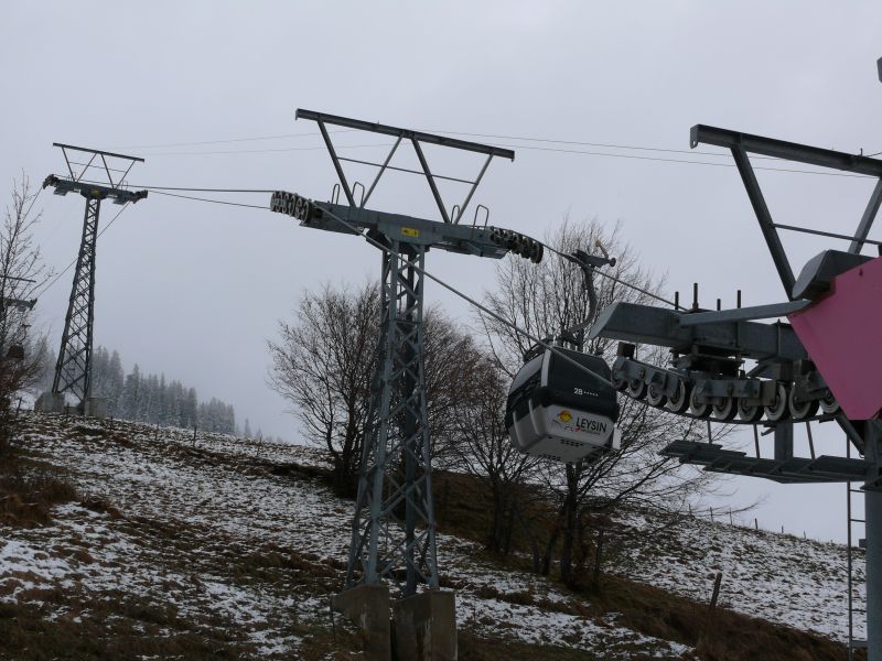 Kabinenbahn Berneuse mit steiler Ausfahrt, März 2008
