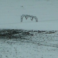 Überreste des stillgelegten Schlepplifts Plan-Praz, ein Müller-Schlepplift mit den leichten Stützen, März 2008
