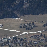 Zoom zu den beschneiten Talabfahrten von Leysin von Villars aus. Mittig kann man auch den stillgelegten Schlepplift Plan-Praz von Müller erahnen, März 2011