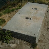 Fundamente des ehemaligen Schlepplifts Alpe di Cardada, August 2006