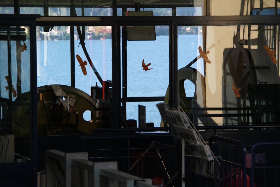 Antrieb der Luftseilbahn Arsizio-Serpiano mit dem Lago di Lugano im Hintergrund, Oktober 2010