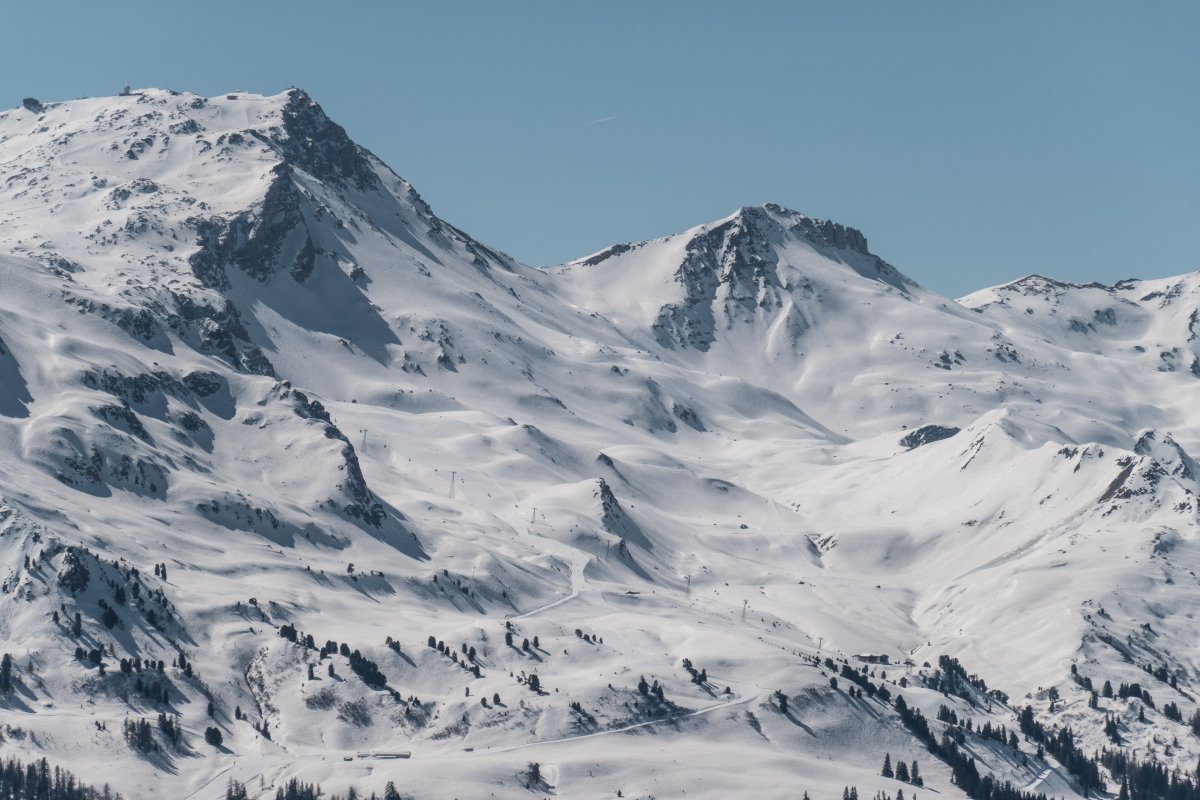 Blick von der Madrisa zur Schiferbahn an der Parsenn, März 2022