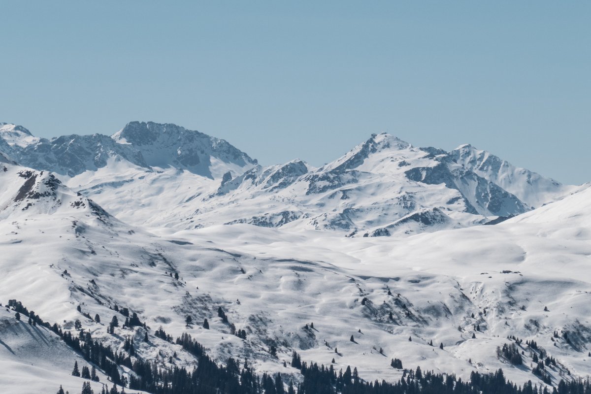 Blick vom Skigebiet Madrisa nach Arosa, März 2022