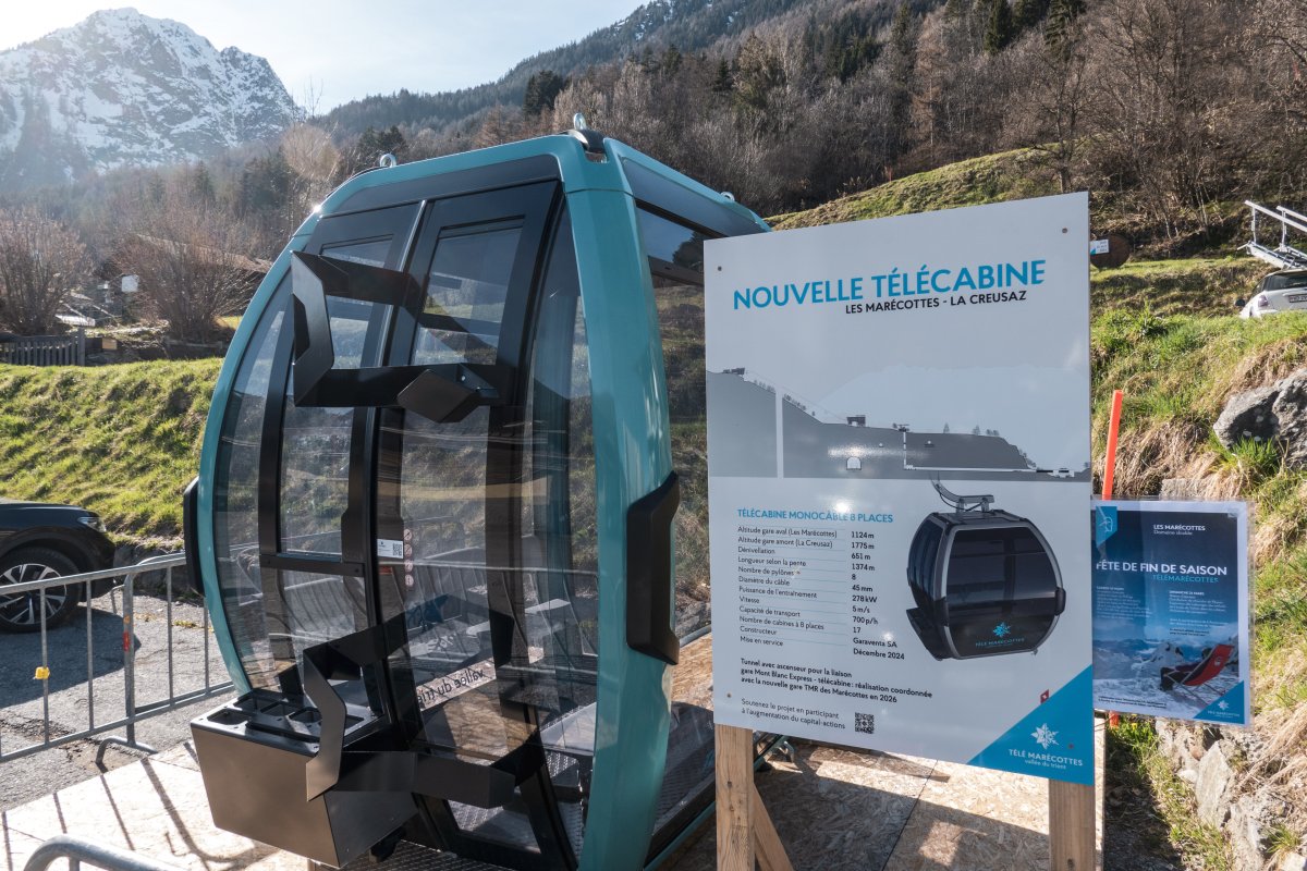 Ausgestellte Kabine für den Neubau der Kabinenbahn von Les Marécottes nach La Creusaz, März 2024