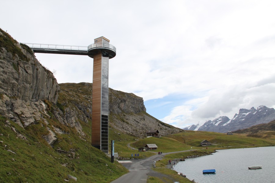 Der neue "Frutt-Tower", ein Aufzug in ein angrenzendes Luxushotel, dahinter der Bonistock, September 2012