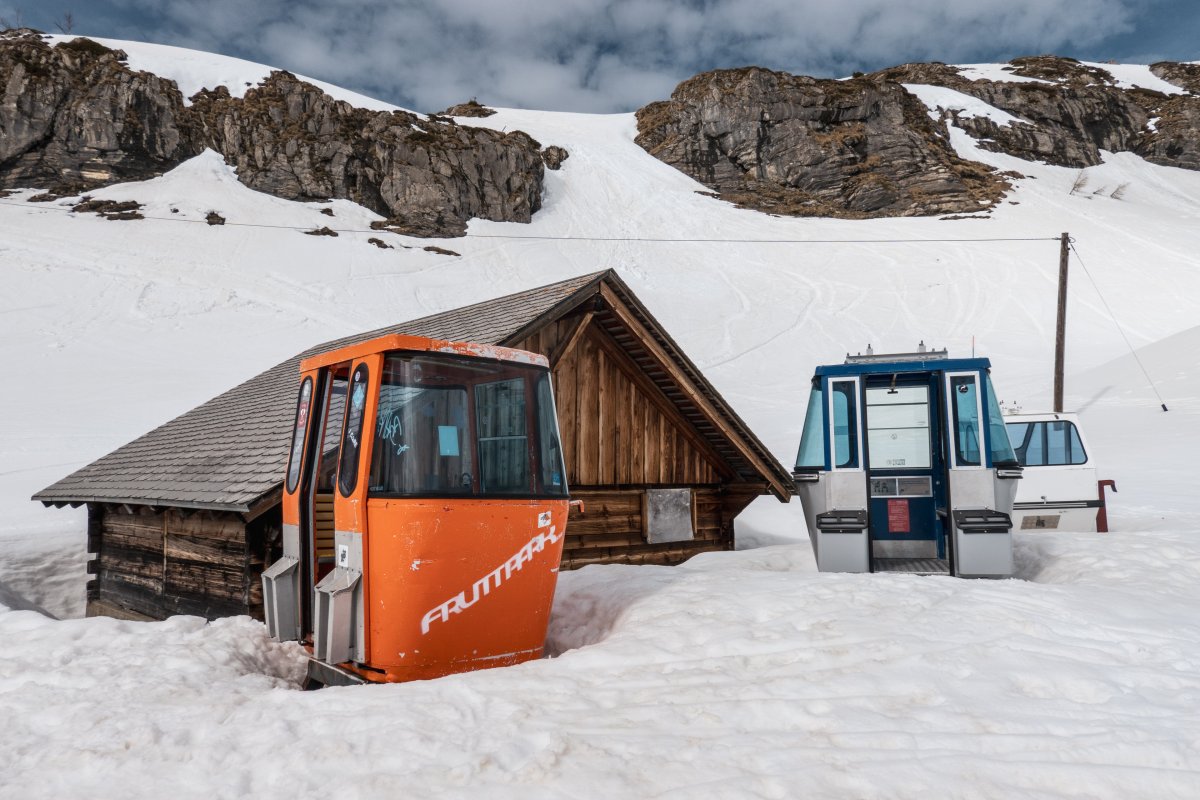 Alte Kabinen der Kabinenbahn Stöckalp-Melchsee-Frutt, April 2024