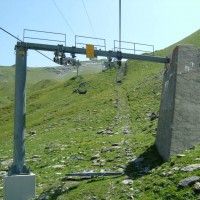 Niederhalter mit Lawinenverbauung der Sesselbahn Distelboden-Balmeregghorn, Juli 2005