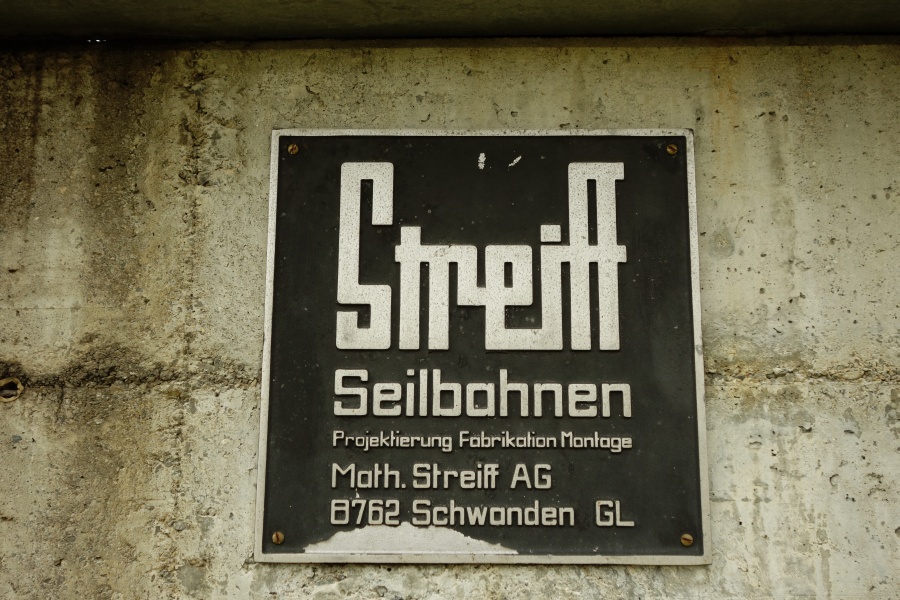 Firmenlogo an der Talstation des Schlepplifts Alp da Munt, Oktober 2013