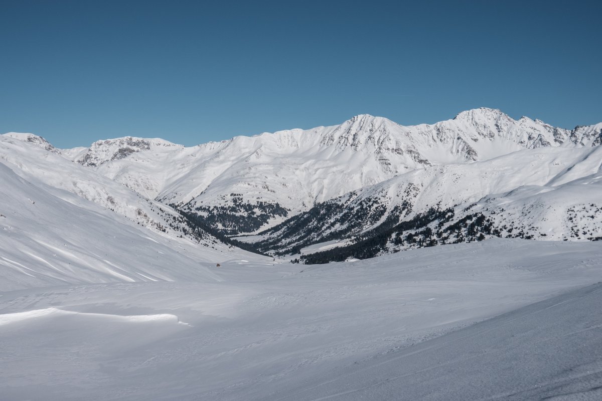 Weitläufige Hänge im Skigebiet Minschuns, Januar 2022