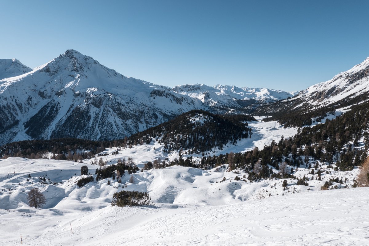 Blick vom Skigebiet Minschuns Richtung Ofenpass, Januar 2022