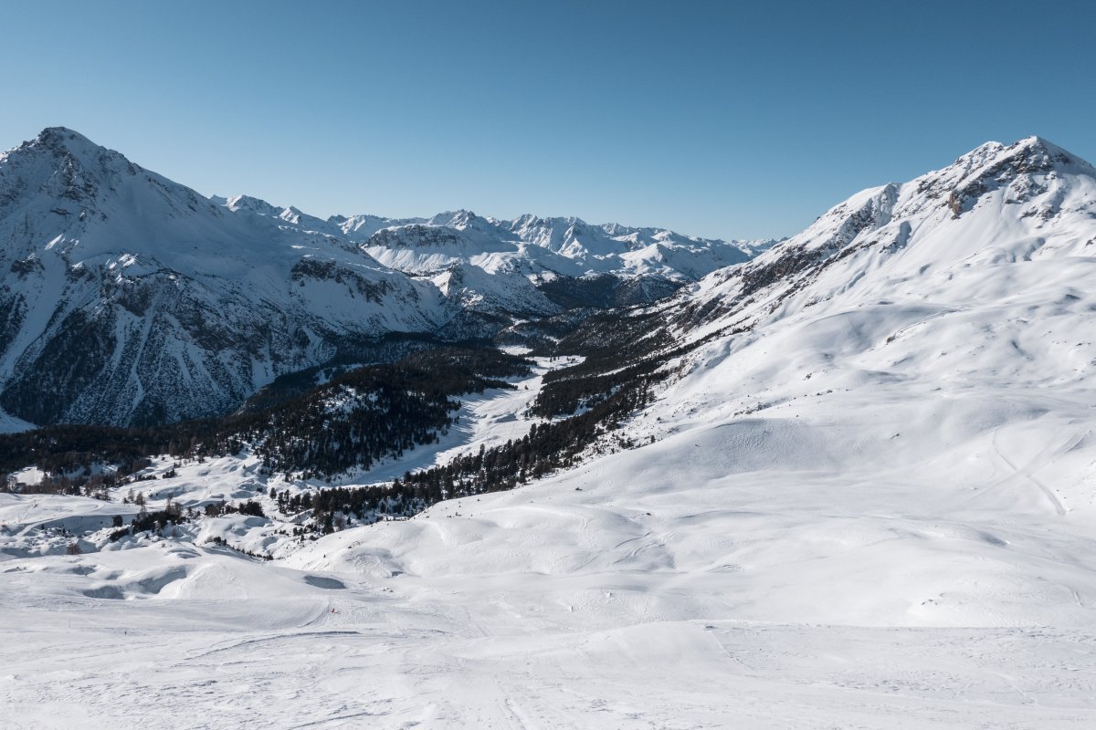 Blick vom Skigebiet Minschuns Richtung Ofenpass, Januar 2022