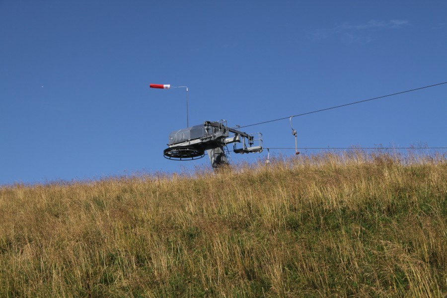 Bergstation des Dreiecksschlepplifts Combe de Jaman. Die Anlage von Leitner ersetzte 2003 einen Vorgänger auf gleicher Trasse, August 2011