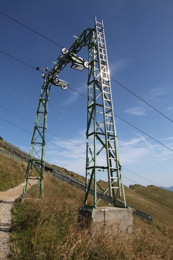 Stütze des Schlepplifts Rochers de Naye, ein quasi im Originalzustand erhaltener Müller-Schlepplift aus den 60er Jahren, August 2011