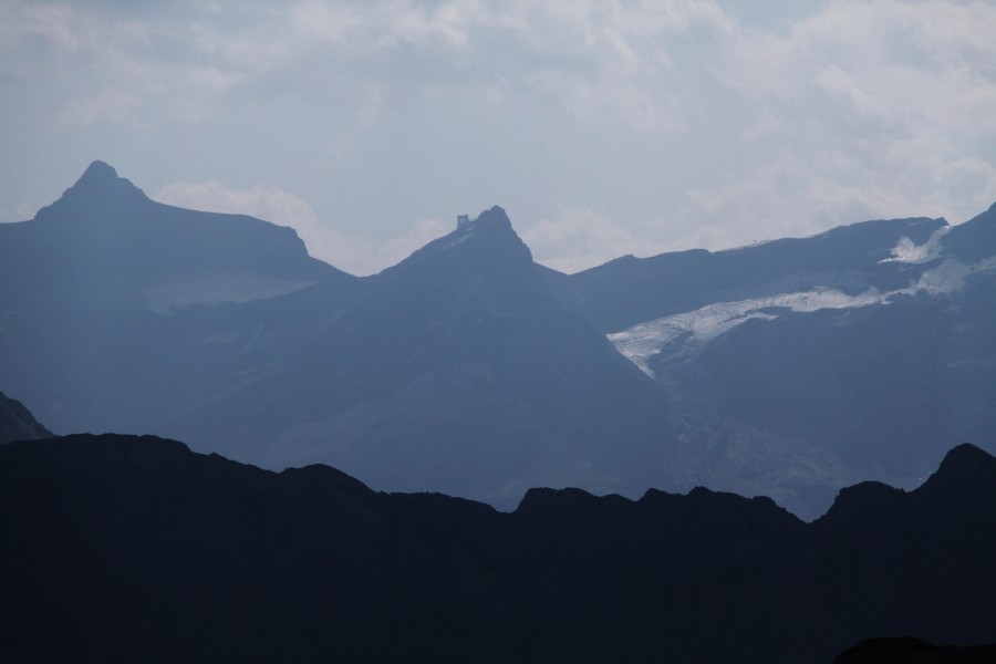 Blick von den Rochers de Naye auf die markante Bergstation der Luftseilbahn Cabane des Diablerets-Glacier des Diablerets im gleichnamigen Skigebiet, August 2011