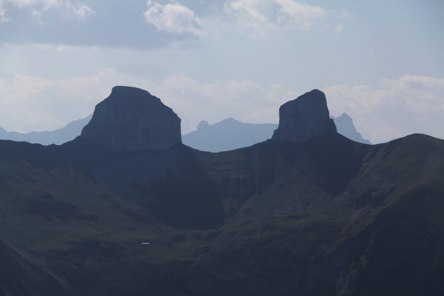 Links die Tour de Mayen und rechts die Tour d'Aï, hinter denen sich das Skigebiet von Leysin befindet, August 2011