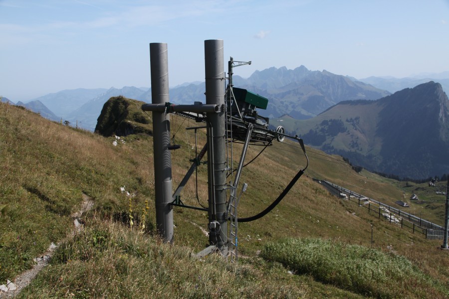 Bergstation des Schlepplifts Combe Naye mit Antrieb. Die Anlage besitzt die seltene Ausführung der Abspannung per fliegender Seilscheibe im Tal, August 2011