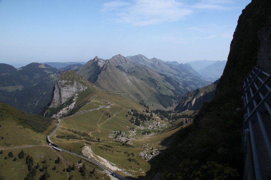 Blick von der Aussichtsterrasse des Restaurants Rochers de Naye Richtung Dent de Jaman, August 2011
