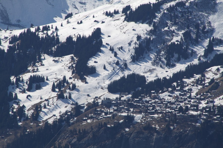 Einige Zoombilder von der kleinen Scheidegg in das Skigebiet von Mürren: Hier zu sehen Mürren mit der Sesselbahn Schiltgrat von Leitner sowie den beiden Zubringerpendelbahnen von Von Roll und Doppelmayr Thun, März 2011