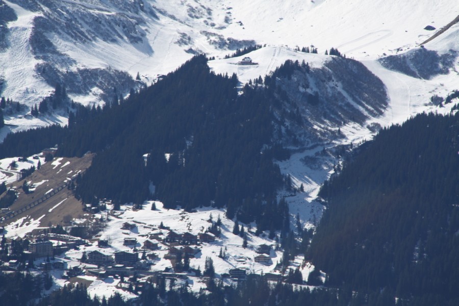 Allmendhubel mit der nostalgischen Standseilbahn Marke Von Roll und einem umgebauten Baco-Schlepplift. Aus dem Tal rechts davon führt seit 2009 eine neue, kurze Verbindungssesselbahn von Garaventa auf den Allmendhubel, März 2011