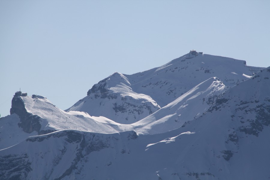 Birg mit der Luftseilbahnstation und der Sesselbahn Riggli, rechts dahinter das knapp 3000 Meter hohe Schilthorn, März 2011