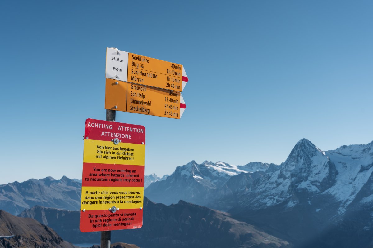 Wegweiser auf dem Schilthorn, Oktober 2021
