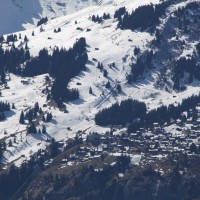 Einige Zoombilder von der kleinen Scheidegg in das Skigebiet von Mürren: Hier zu sehen Mürren mit der Sesselbahn Schiltgrat von Leitner sowie den beiden Zubringerpendelbahnen von Von Roll und Doppelmayr Thun, März 2011
