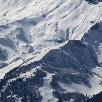 Der obere Teil der Sesselbahn Schiltgrat, dahinter der Schlepplift Gimmeln. Dieser ist die letzte öffentliche Anlage der Schweiz, die noch die originalen schönen Habegger-Strommasten besitzt, März 2011