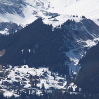 Allmendhubel mit der nostalgischen Standseilbahn Marke Von Roll und einem umgebauten Baco-Schlepplift. Aus dem Tal rechts davon führt seit 2009 eine neue, kurze Verbindungssesselbahn von Garaventa auf den Allmendhubel, März 2011