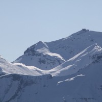 Birg mit der Luftseilbahnstation und der Sesselbahn Riggli, rechts dahinter das knapp 3000 Meter hohe Schilthorn, März 2011