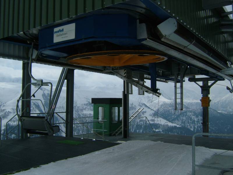 Bergstation der Sesselbahn Bellwald-Richinen, April 2006
