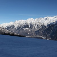 Ausblick ins obere Bleniotal mit dem bereits komplett im Schatten gelegenen Schlepplift Fontanelle, Dezember 2010