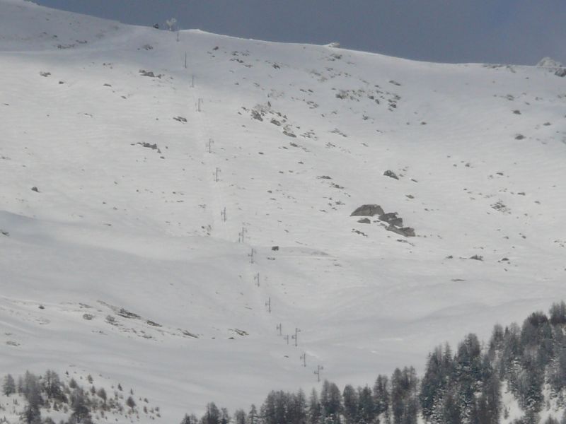 Zoom vom Val d'Hérens auf den Poma-Schlepplift Mont Noble, März 2008