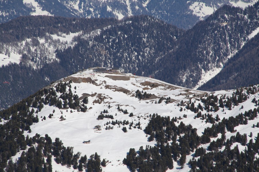Zoom zum nahe gelegenen Crêt du Midi im Skigebiet von Vercorin, März 2012
