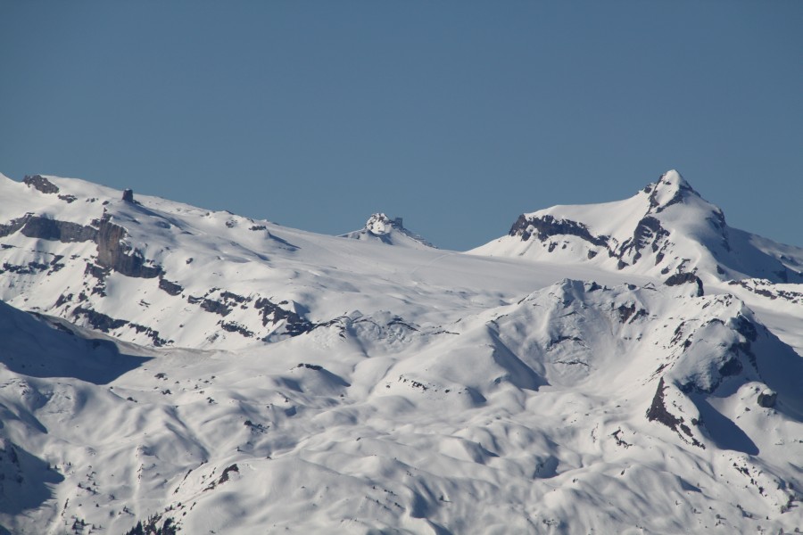 Zoom zum Glacier des Diablerets mit seinen drei Gletscherschleppliften und im Hintergrund der markanten Bergstation der Luftseilbahn Cabane des Diablerets-Glacier des Diablerets, März 2012