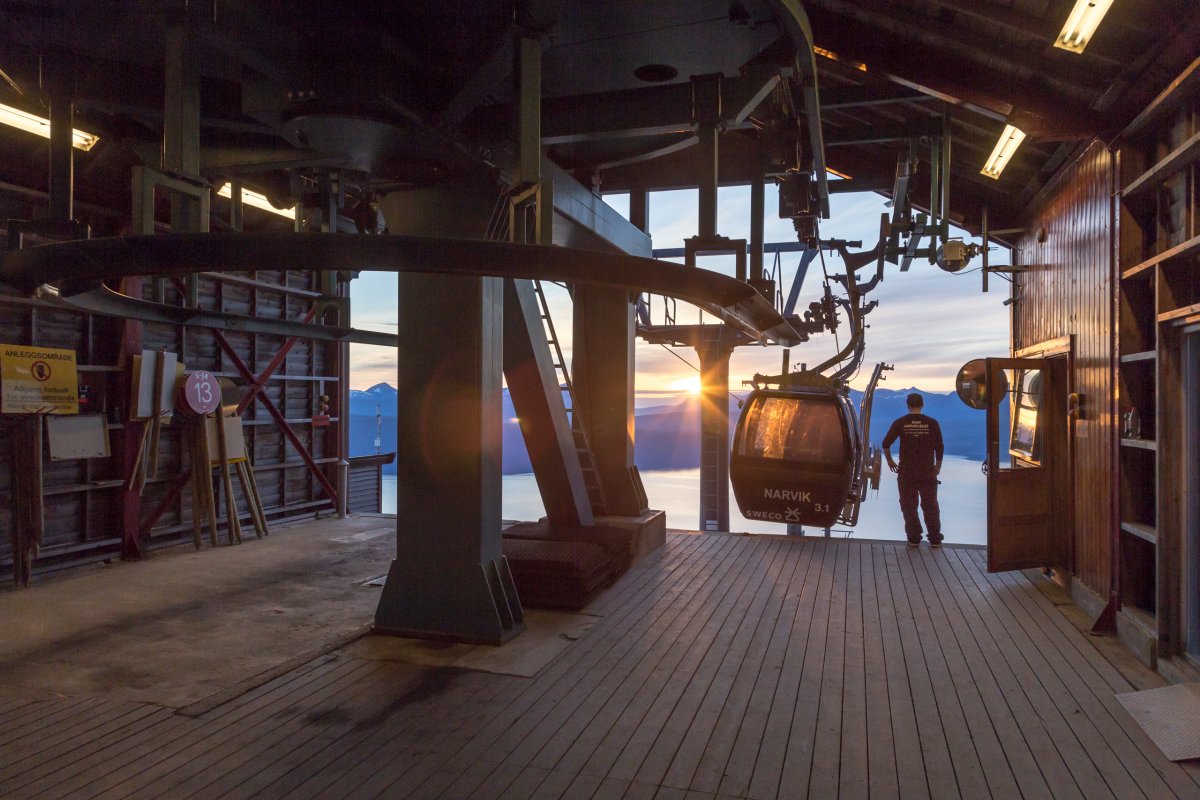 Bergstation der Kabinenbahn Narvik-Narvikfjellet mit Mitternachtssonne, Juli 2016