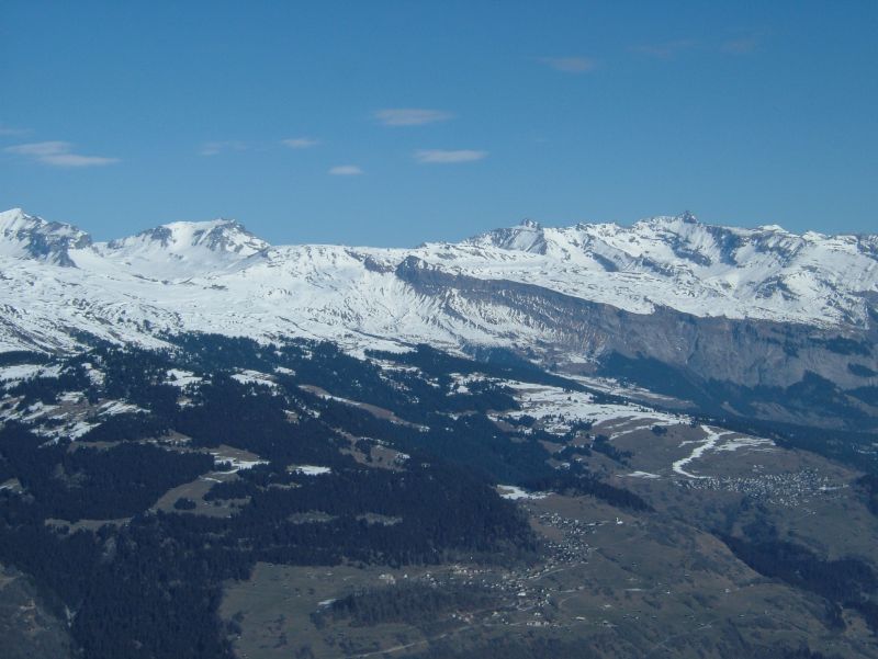 Blick nach Falera, deutlich zu sehen die beschneite Talabfahrt, Februar 2007